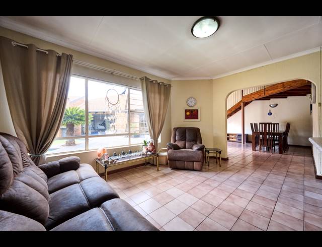 5 BEDROOM HOUSE FOR SALE IN ZWARTKOP